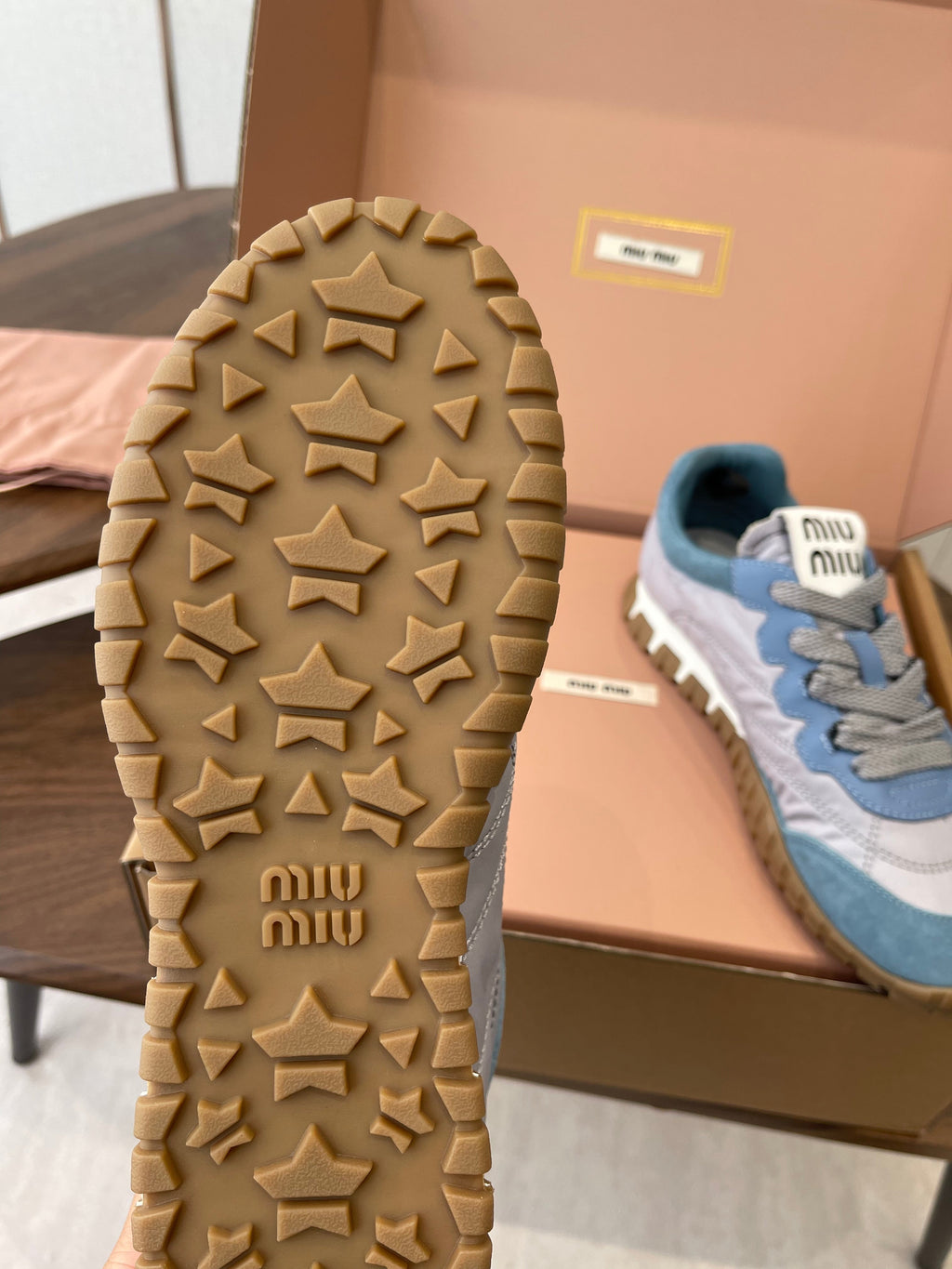 M-Sneakers