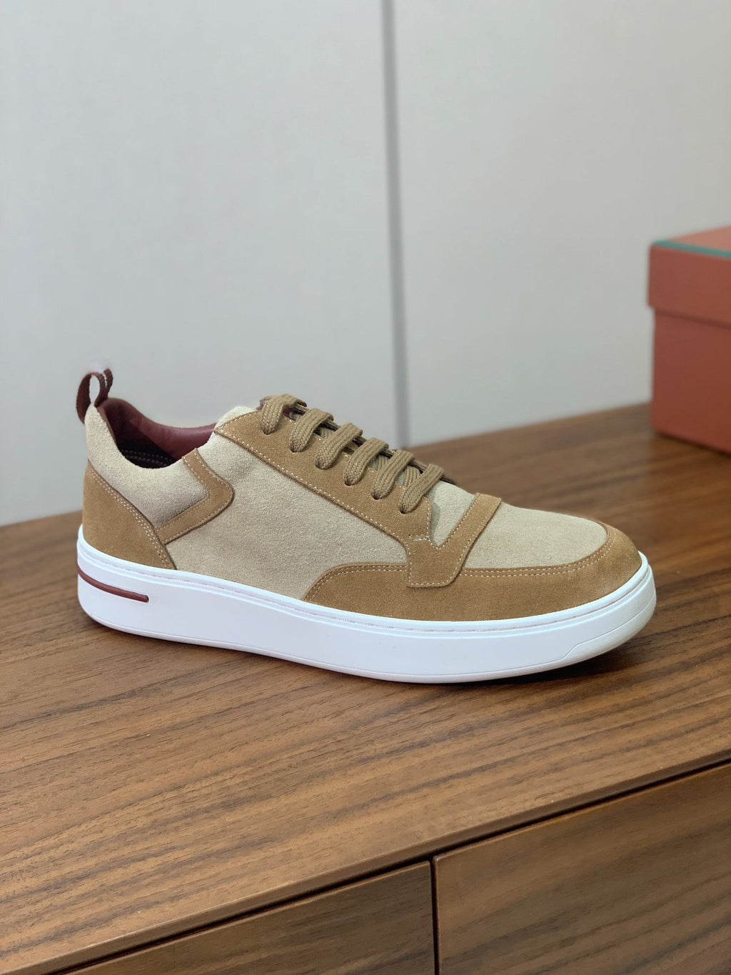 L-Sneakers