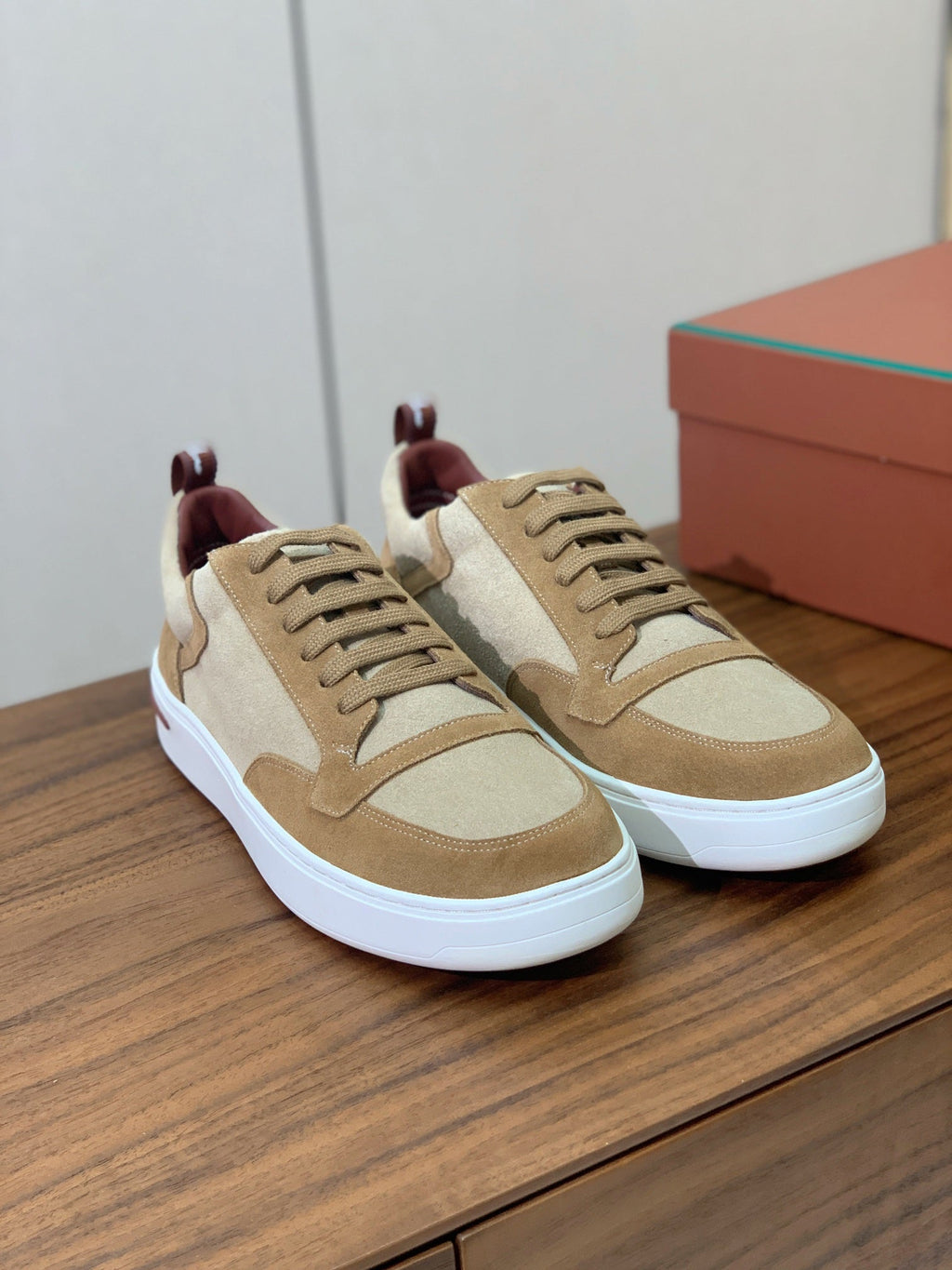 L-Sneakers