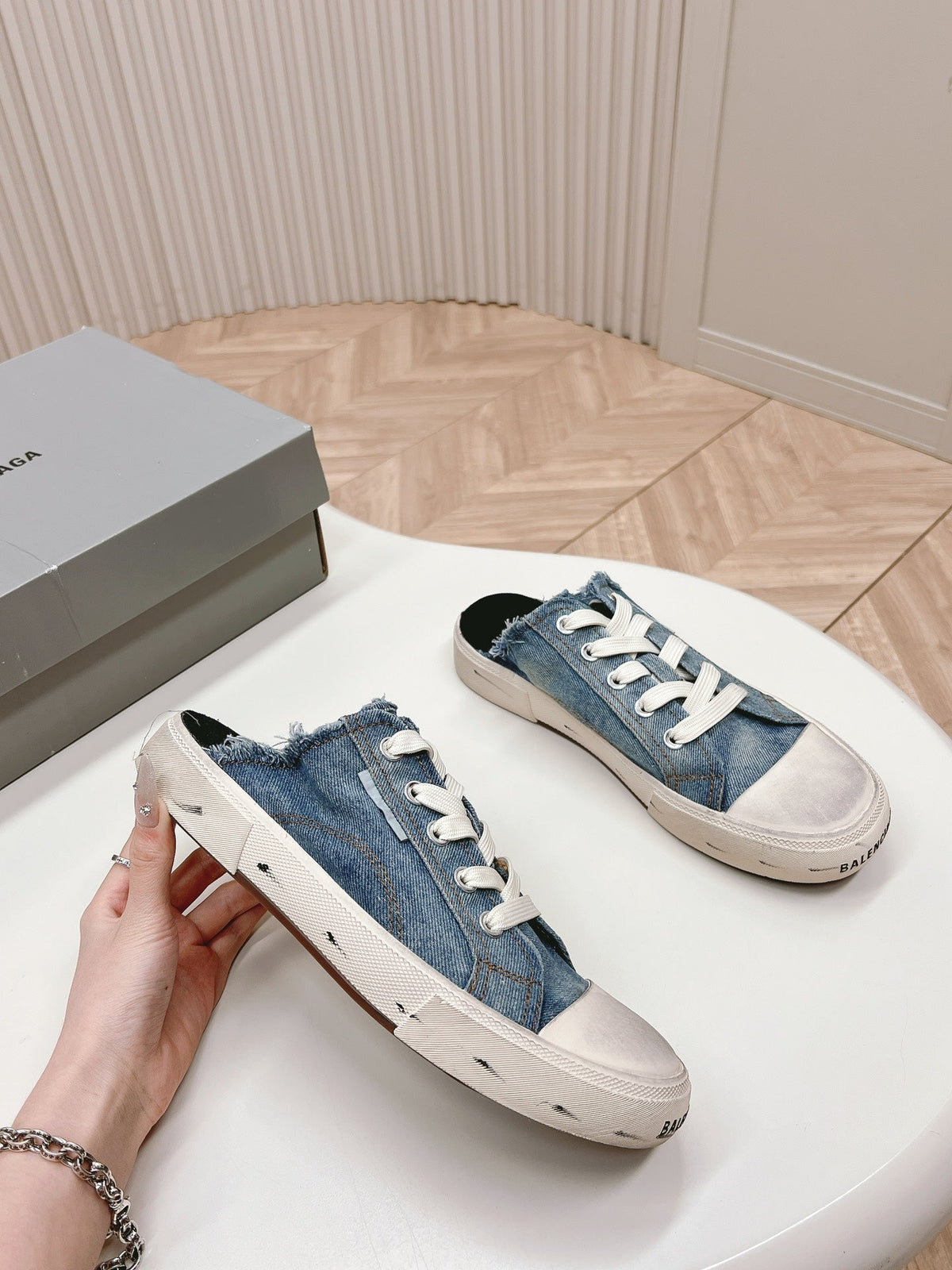 B-Sneakers