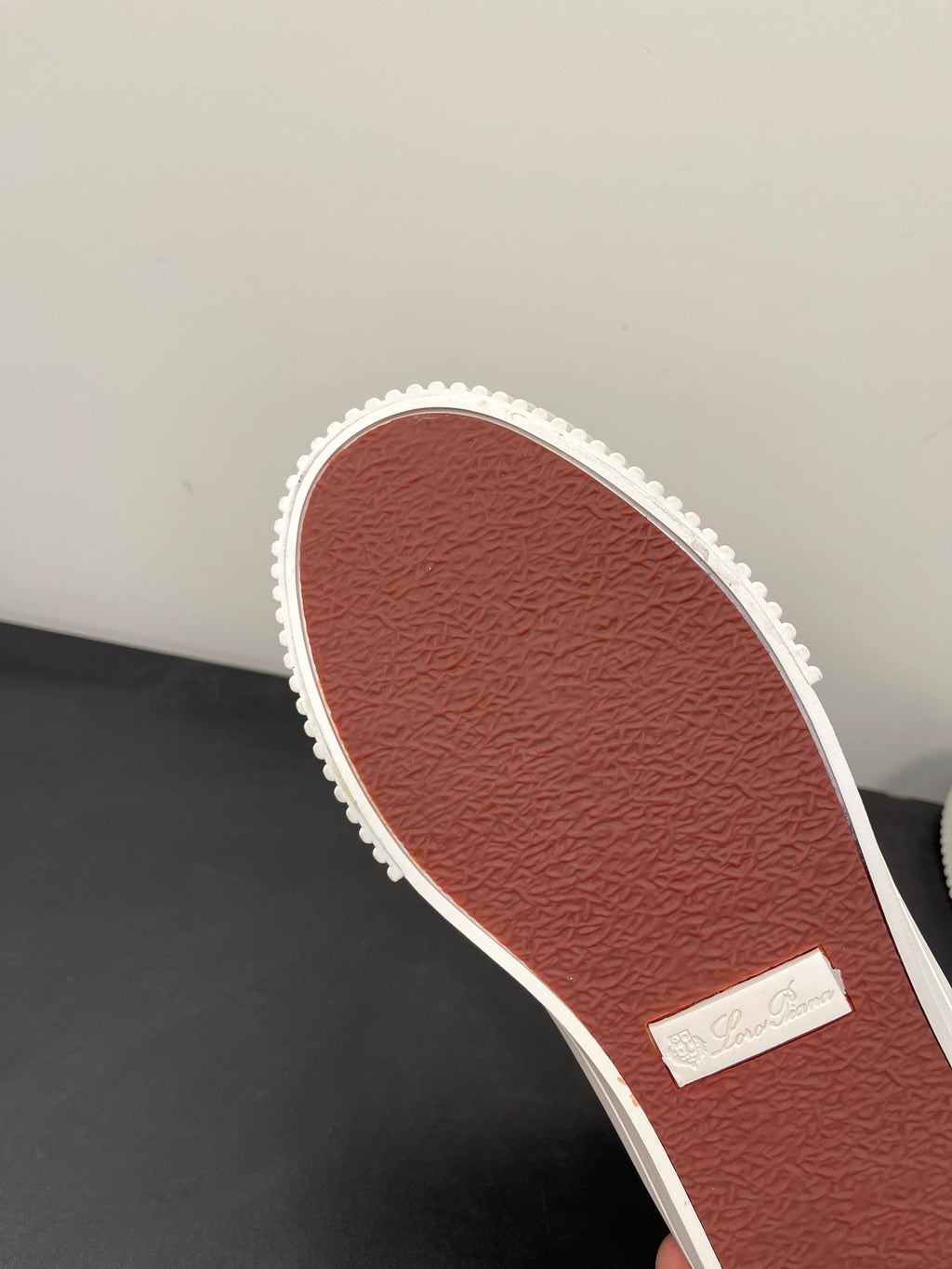 L-Sneakers