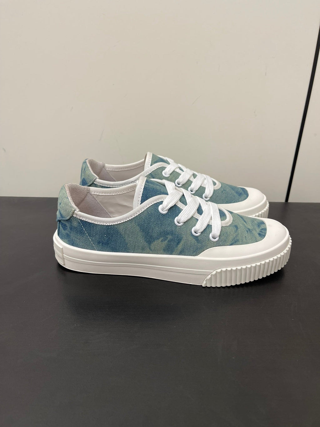 L-Sneakers