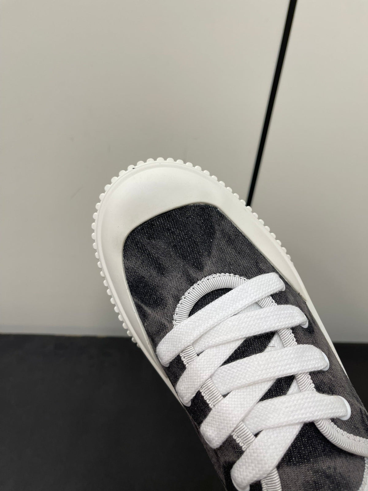 L-Sneakers