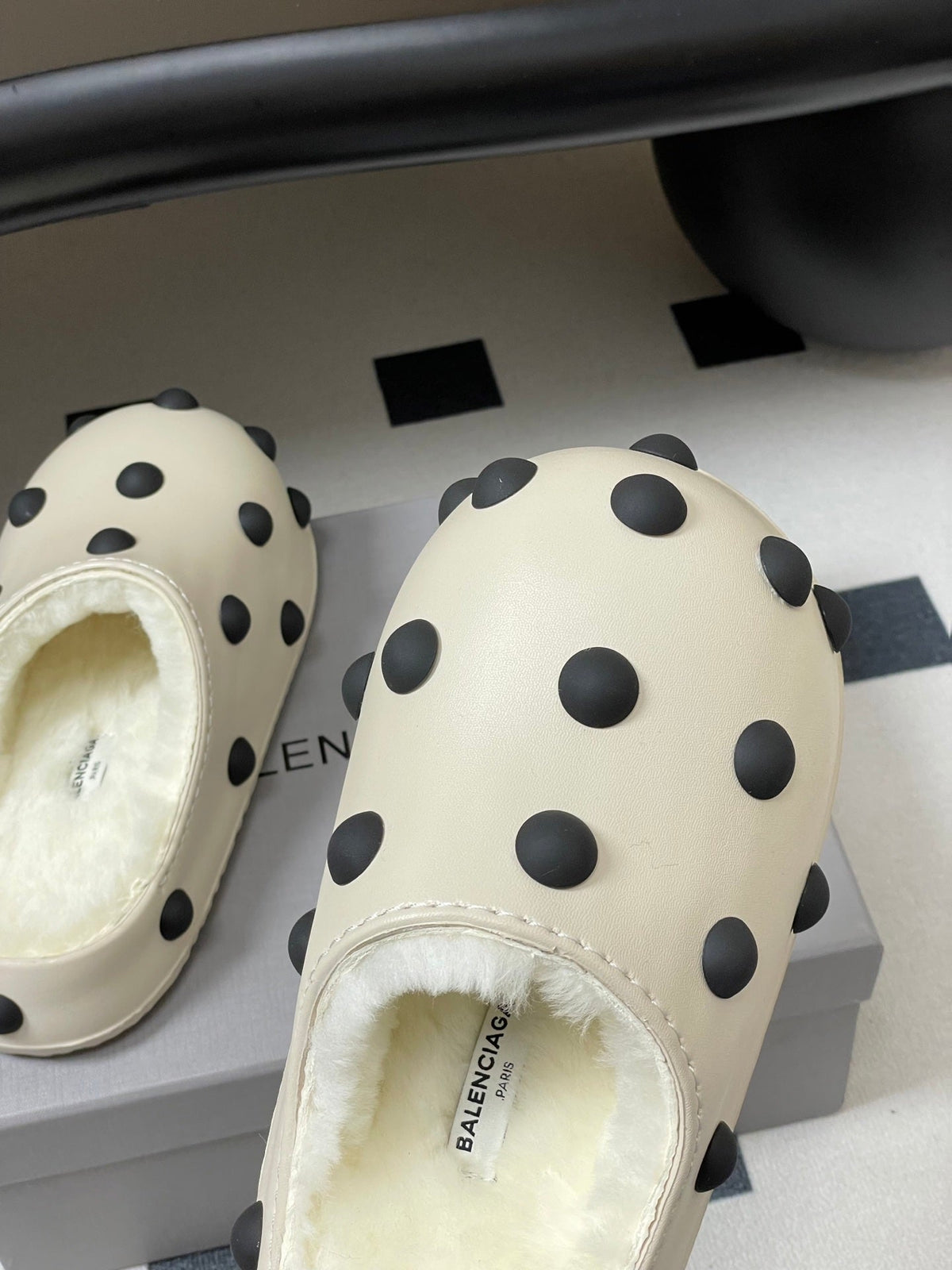B-Sneakers