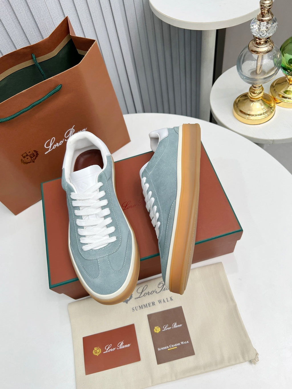 L-Sneakers