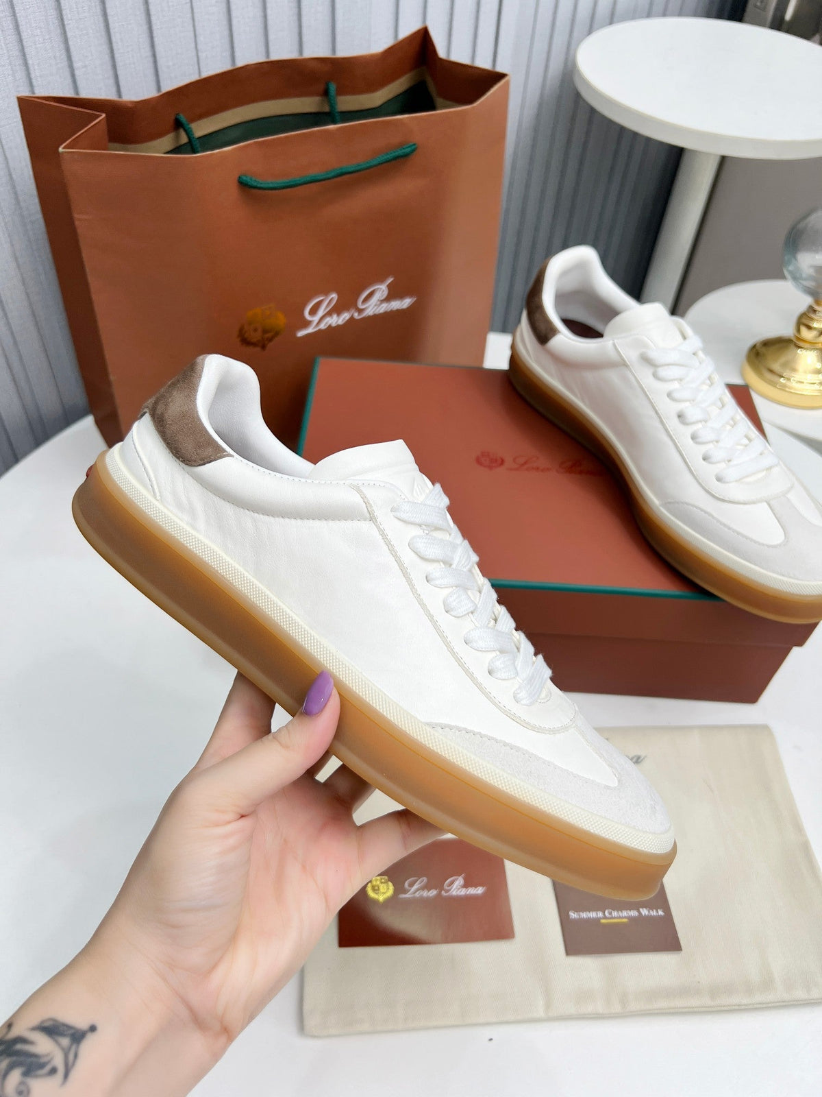 L-Sneakers